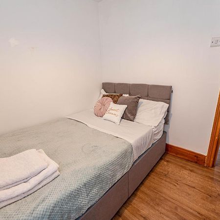 Beautiful 4 Bedrooms House, 7 Walk To Train Station Плъмстед Екстериор снимка