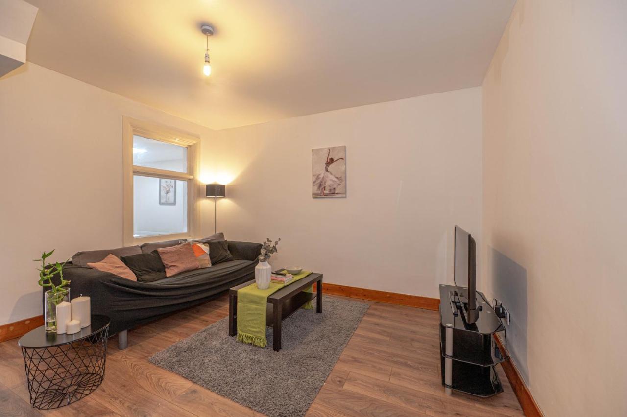 Beautiful 4 Bedrooms House, 7 Walk To Train Station Плъмстед Екстериор снимка