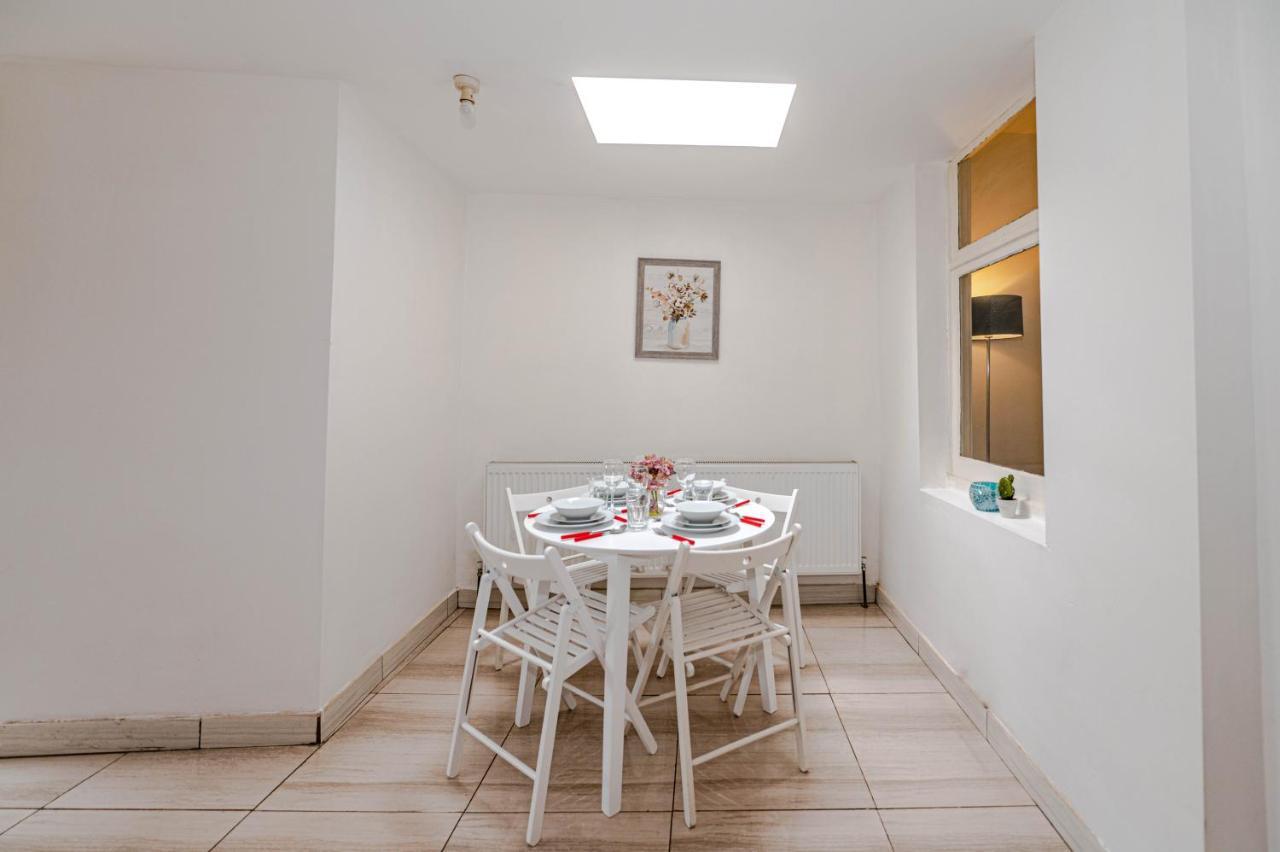 Beautiful 4 Bedrooms House, 7 Walk To Train Station Плъмстед Екстериор снимка