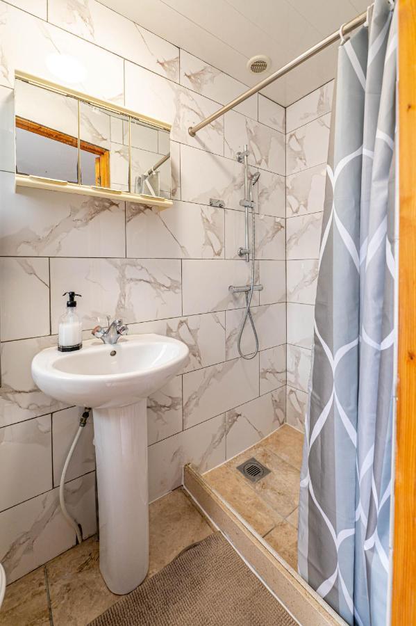 Beautiful 4 Bedrooms House, 7 Walk To Train Station Плъмстед Екстериор снимка