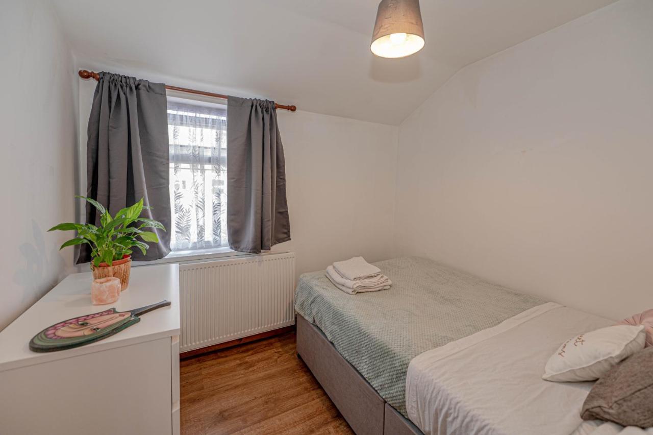 Beautiful 4 Bedrooms House, 7 Walk To Train Station Плъмстед Екстериор снимка