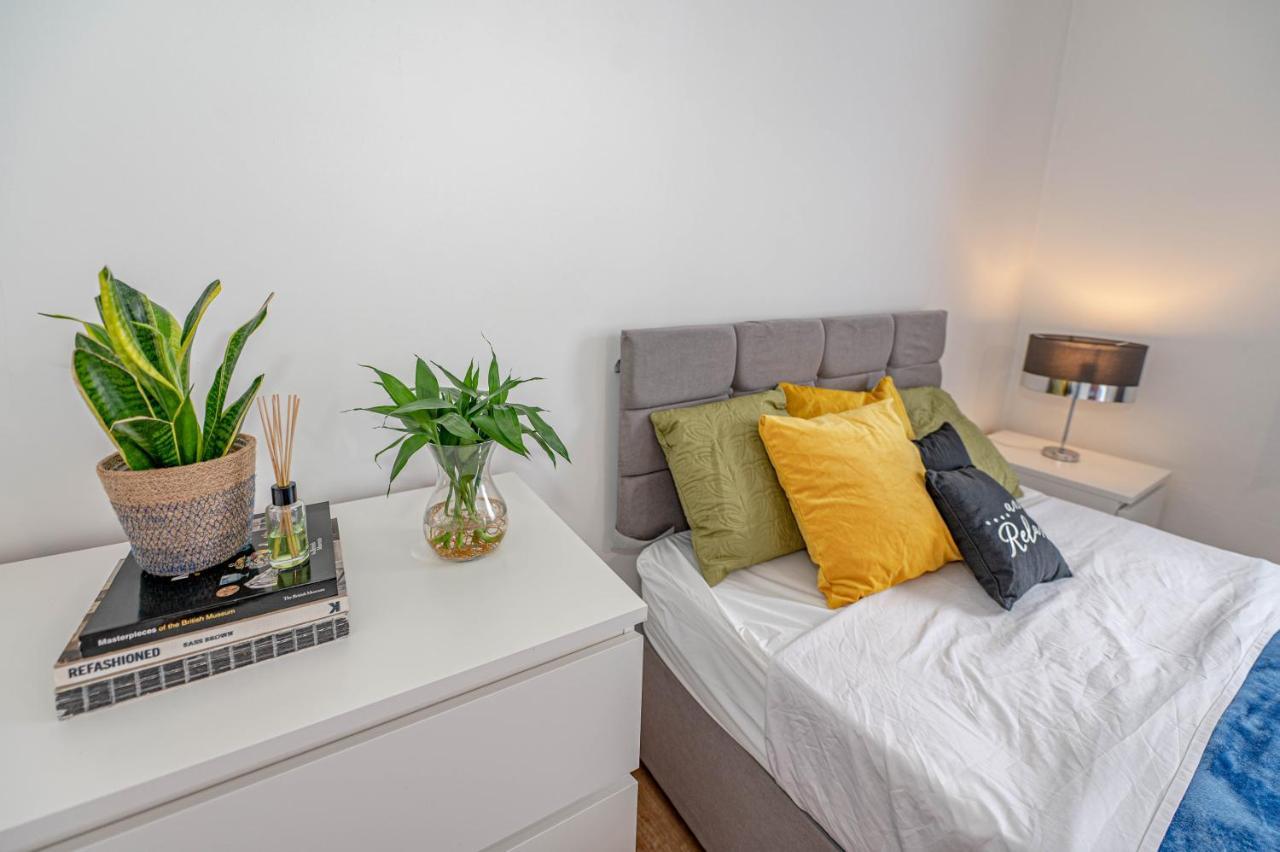 Beautiful 4 Bedrooms House, 7 Walk To Train Station Плъмстед Екстериор снимка
