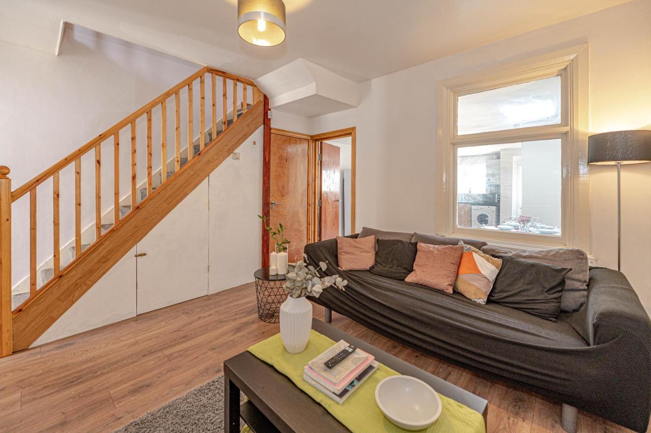 Beautiful 4 Bedrooms House, 7 Walk To Train Station Плъмстед Екстериор снимка
