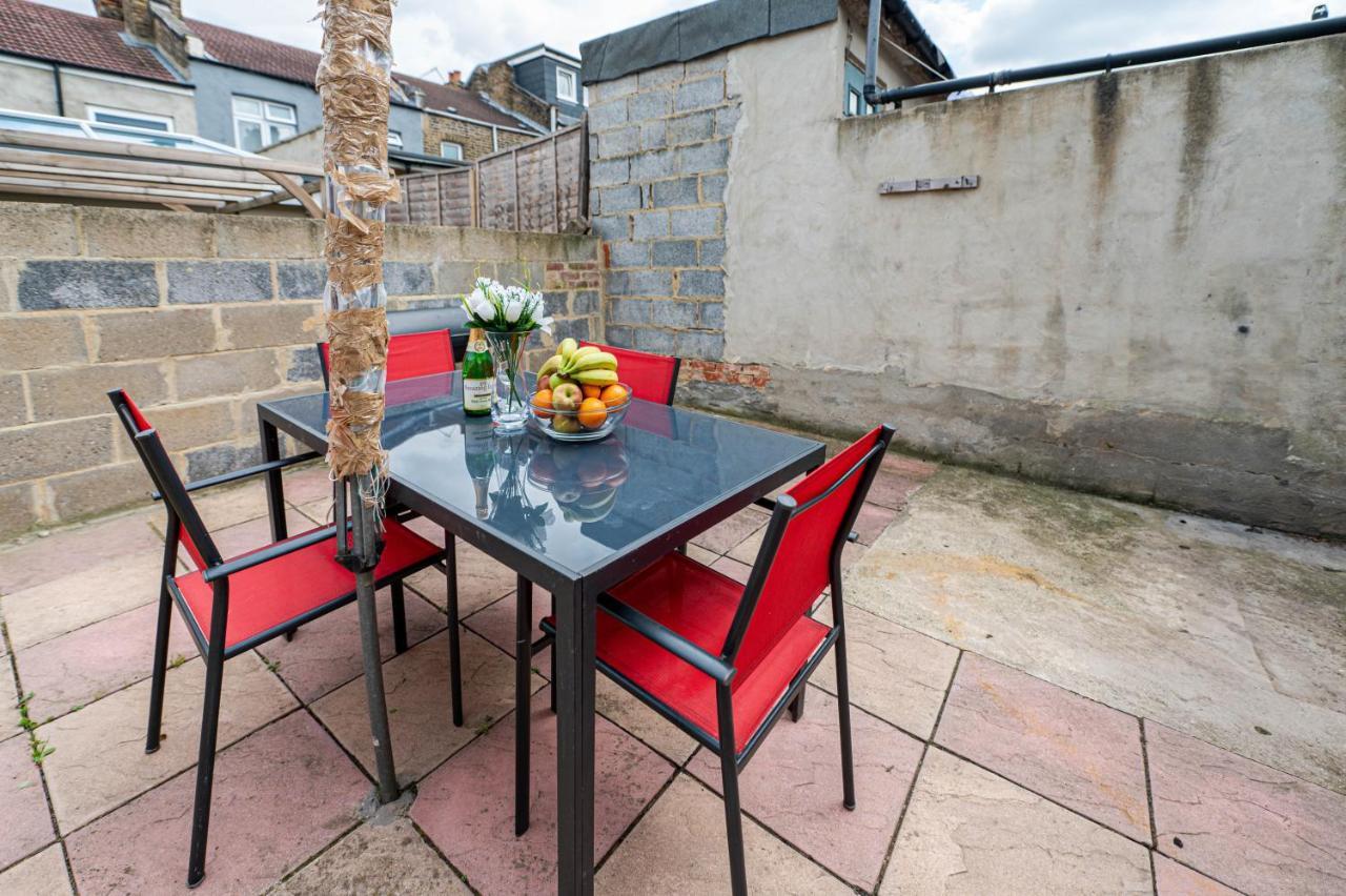 Beautiful 4 Bedrooms House, 7 Walk To Train Station Плъмстед Екстериор снимка