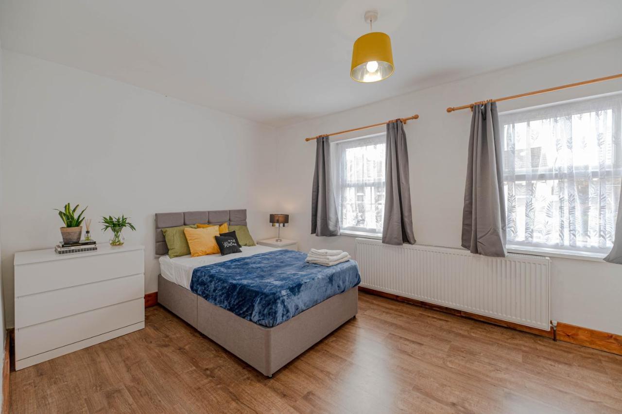 Beautiful 4 Bedrooms House, 7 Walk To Train Station Плъмстед Екстериор снимка