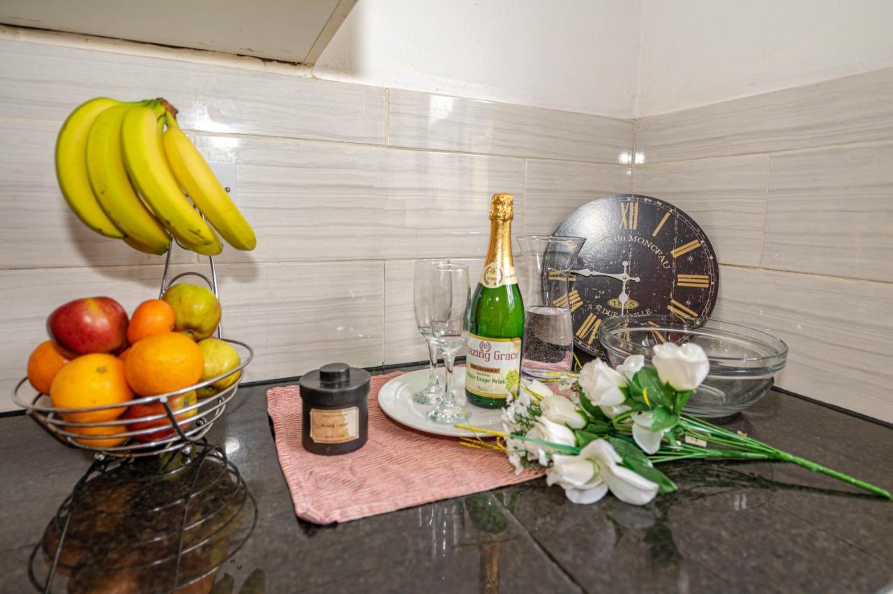 Beautiful 4 Bedrooms House, 7 Walk To Train Station Плъмстед Екстериор снимка