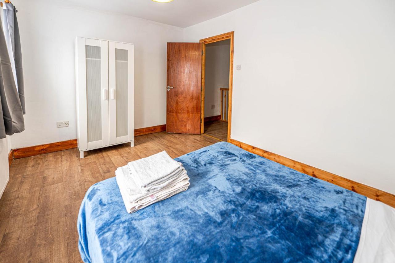 Beautiful 4 Bedrooms House, 7 Walk To Train Station Плъмстед Екстериор снимка