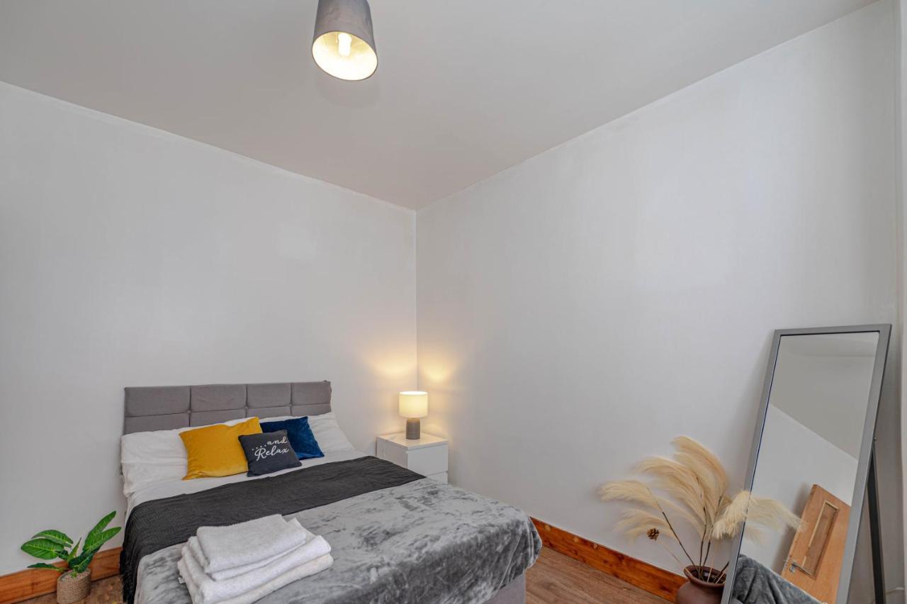 Beautiful 4 Bedrooms House, 7 Walk To Train Station Плъмстед Екстериор снимка