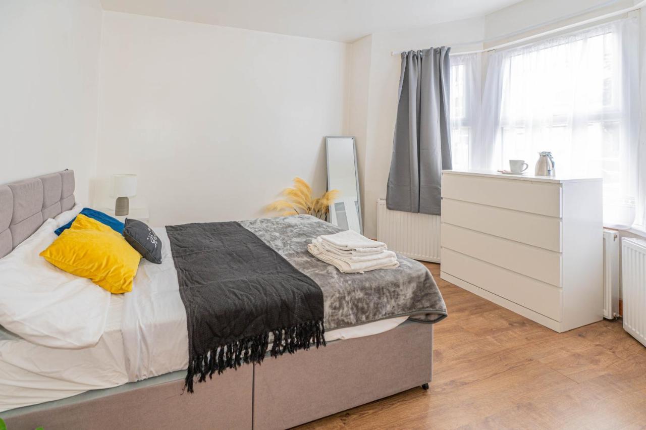 Beautiful 4 Bedrooms House, 7 Walk To Train Station Плъмстед Екстериор снимка